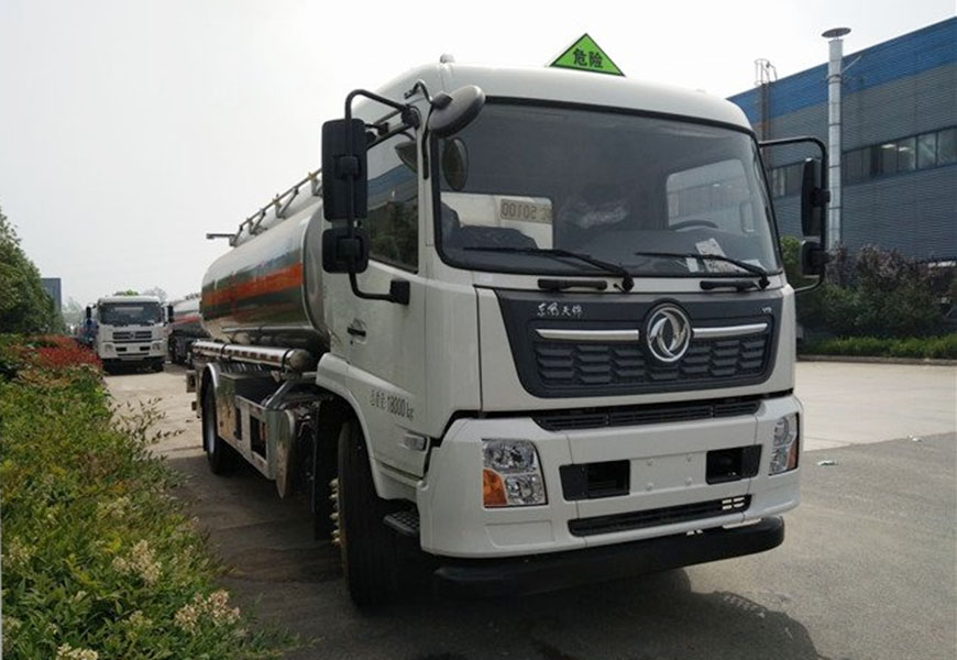 國(guó)六東風(fēng)天錦運(yùn)油車